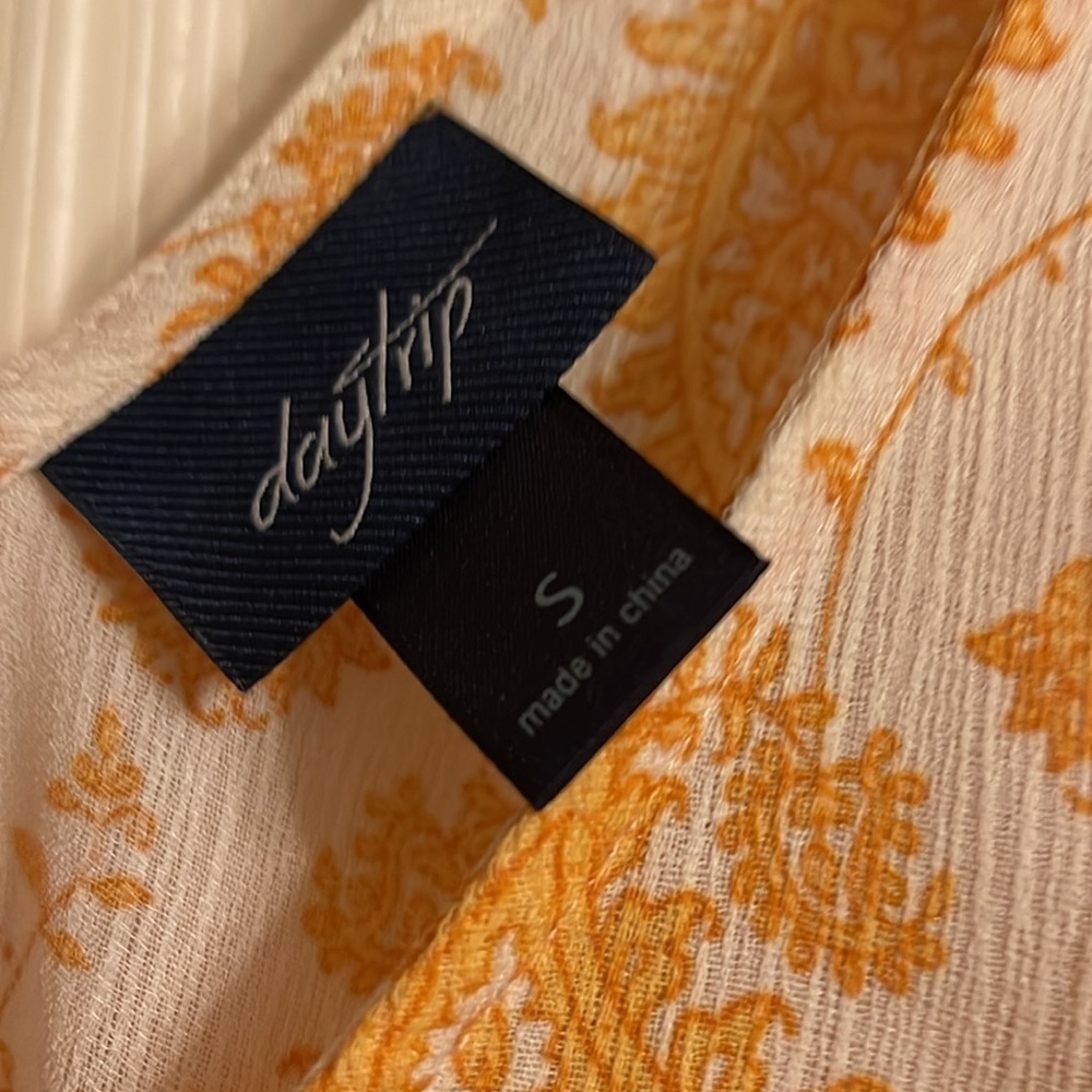 Daytrip by Buckle Women's Yellow/White Paisley Print Tie Back Shirt Size Small - Picture 7 of 10